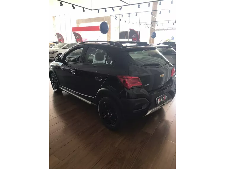 Chevrolet Onix Preto 4