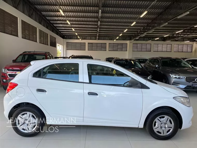 Chevrolet Onix Branco 3