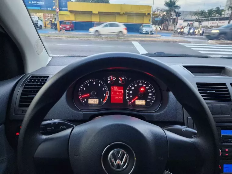 Volkswagen Polo Sedan Branco 19