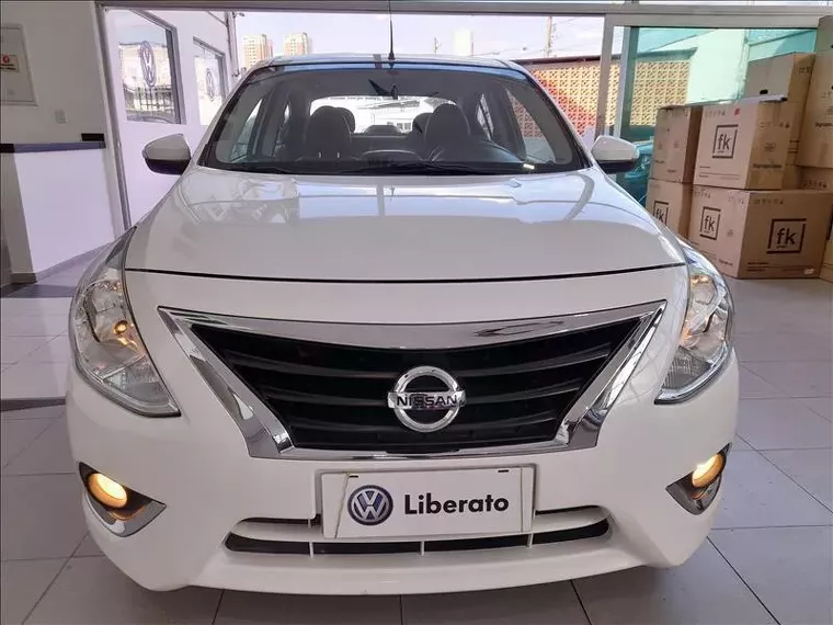 Nissan Versa Branco 12