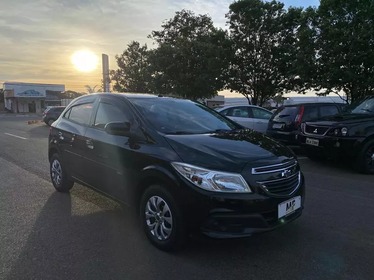 Chevrolet Onix Preto 7