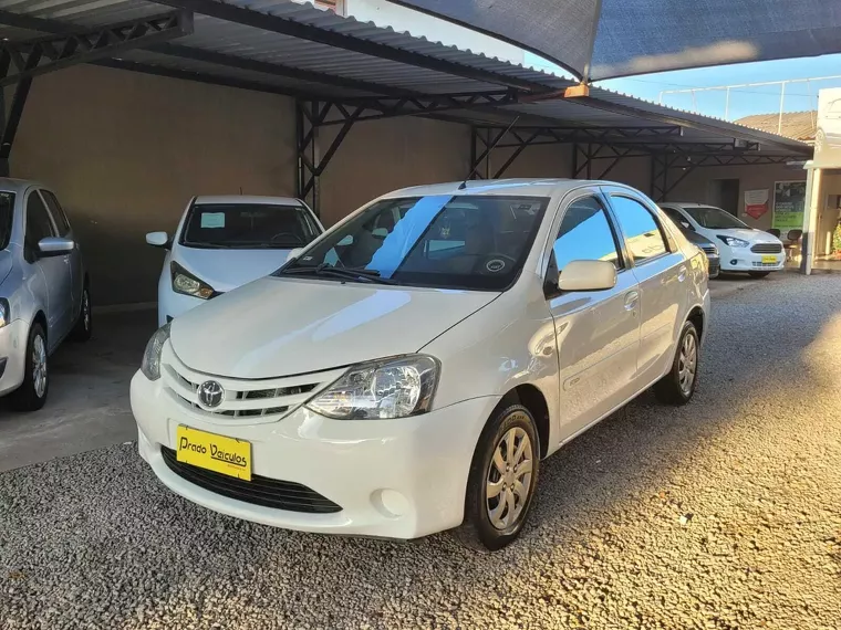 Toyota Etios Branco 9