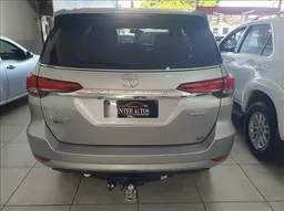 Toyota Hilux SW4