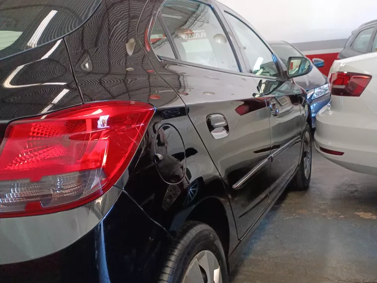 Chevrolet Onix Preto 14