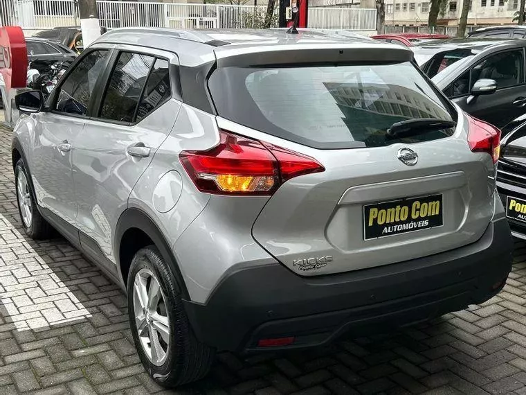 Nissan Kicks Prata 11