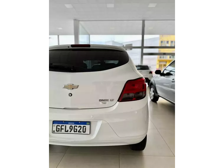 Chevrolet Onix Branco 8