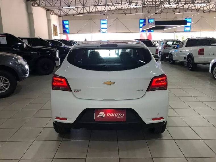 Chevrolet Onix Branco 10