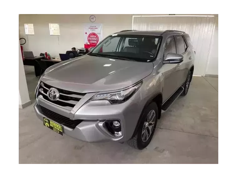 Toyota Hilux SW4 Prata 1