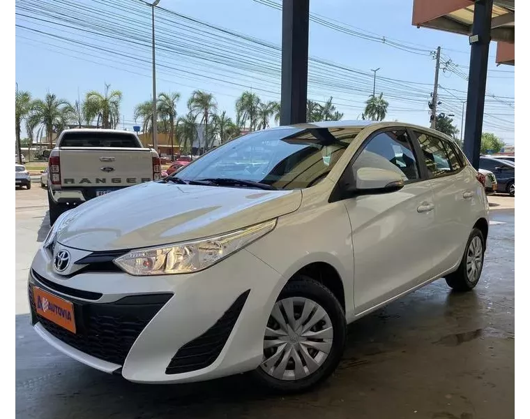 Toyota Yaris Branco 19