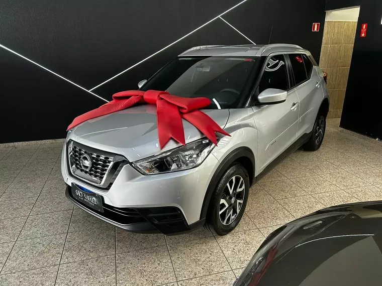 Nissan Kicks Prata 8