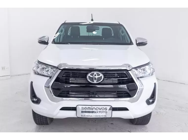 Toyota Hilux Branco 17