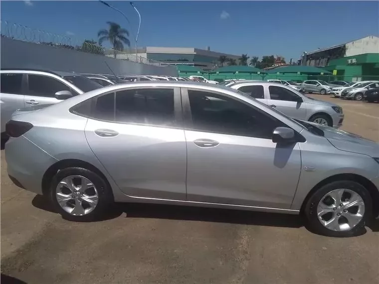 Chevrolet Onix Prata 3