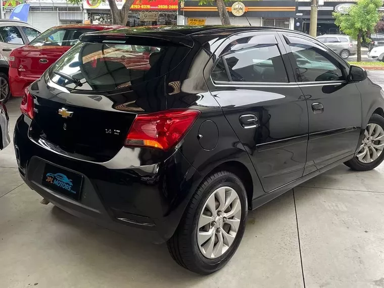 Chevrolet Onix Preto 11