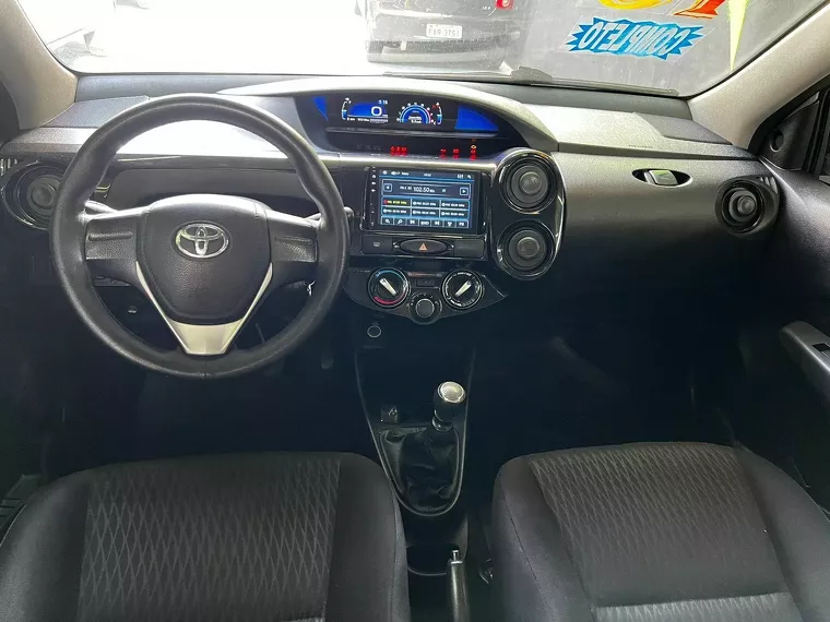 Toyota Etios Branco 9