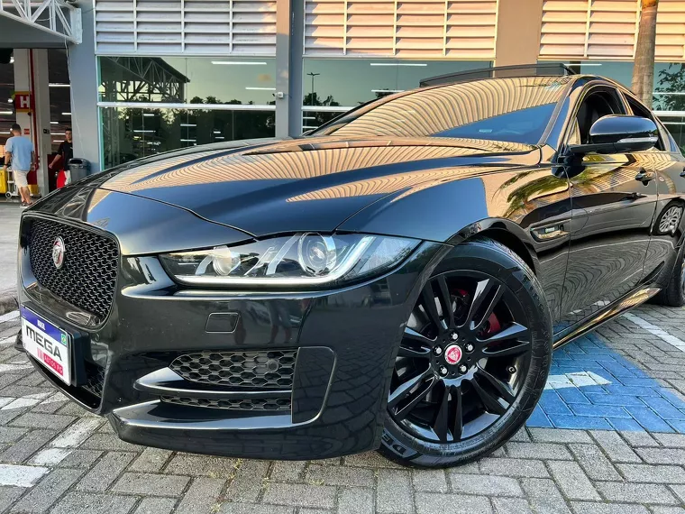 Jaguar XE Preto 2