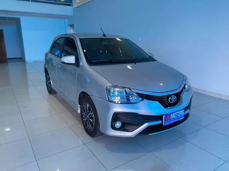 Toyota Etios Prata 3