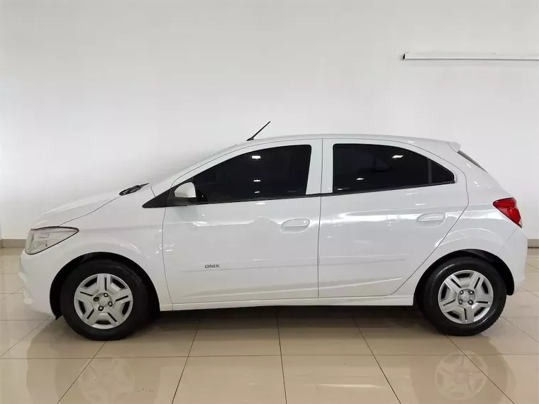 Chevrolet Onix Branco 14