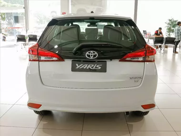 Toyota Yaris Branco 15