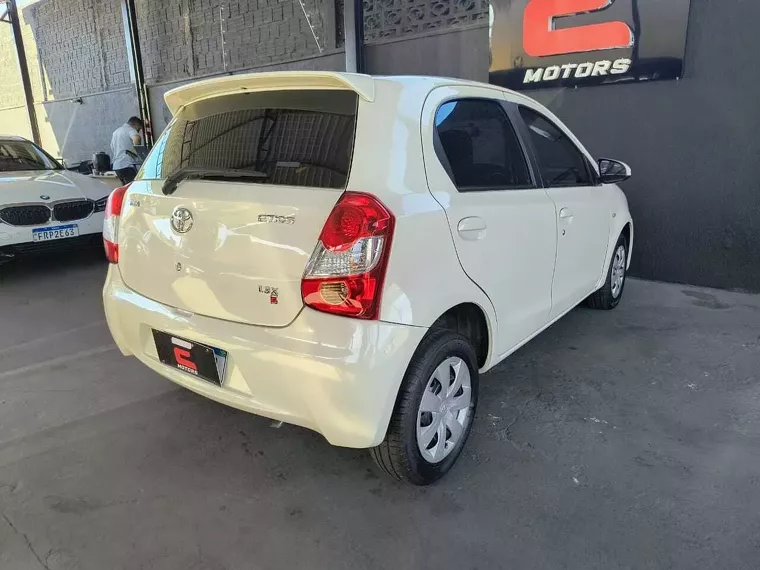Toyota Etios Branco 6