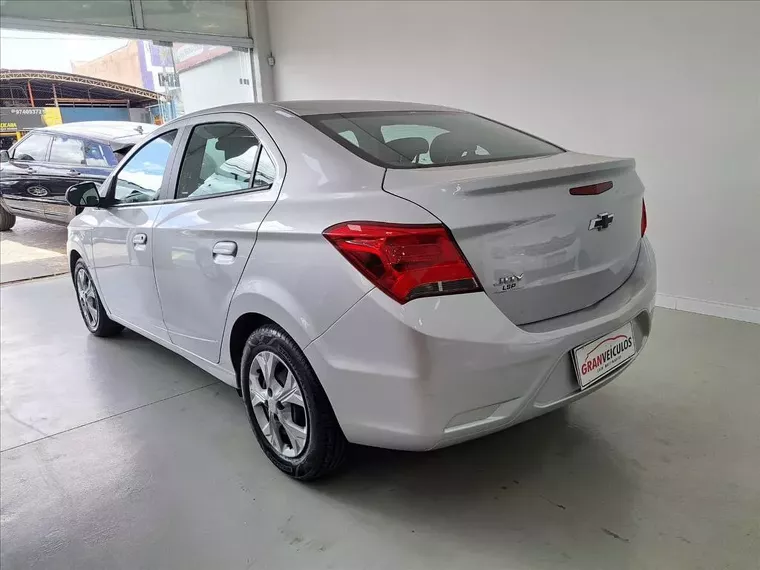 Chevrolet Onix Prata 1