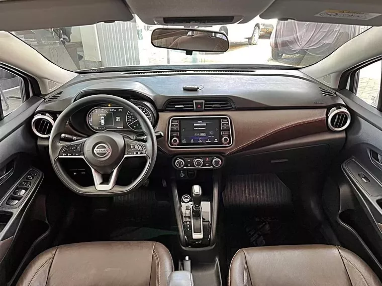 Nissan Versa Branco 20