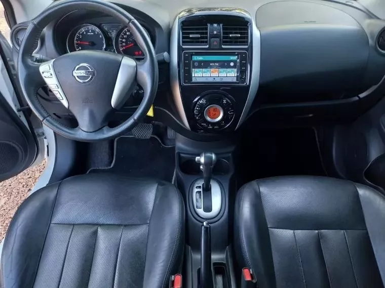 Nissan Versa Branco 10