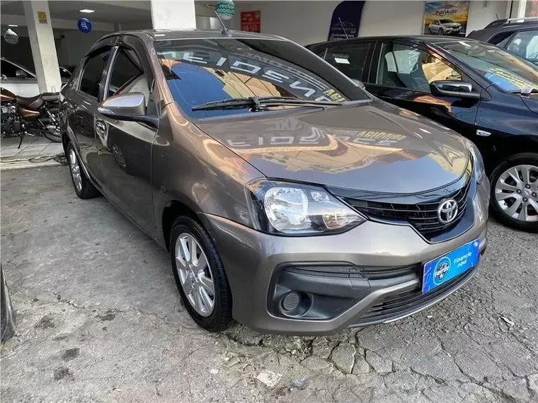 Toyota Etios Cinza 8