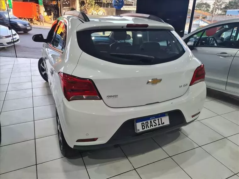 Chevrolet Onix Branco 2