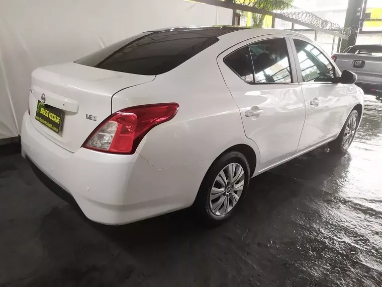 Nissan Versa Branco 9