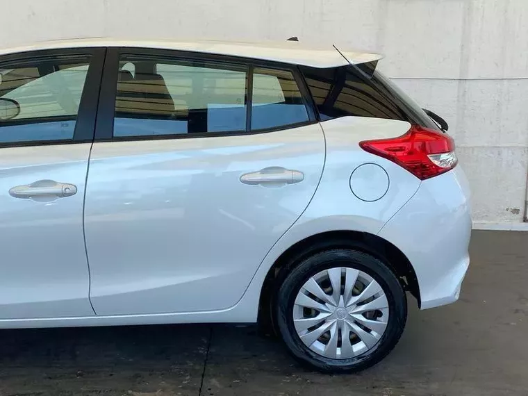 Toyota Yaris Branco 12