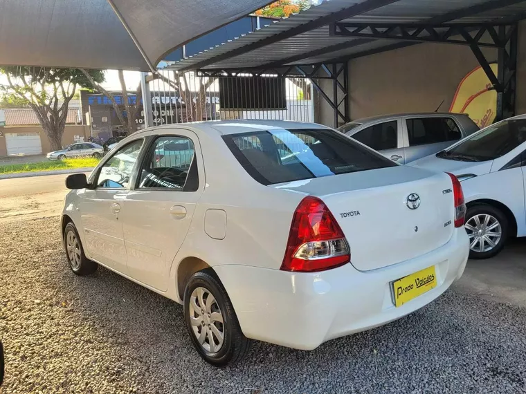 Toyota Etios Branco 5