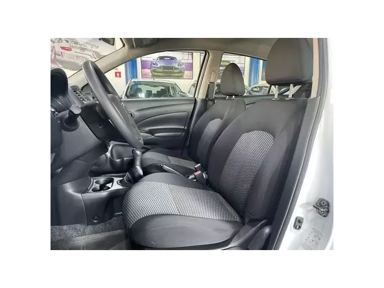 Nissan Versa Branco 12