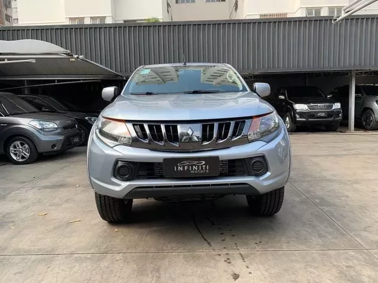 Mitsubishi L200 Triton Prata 8