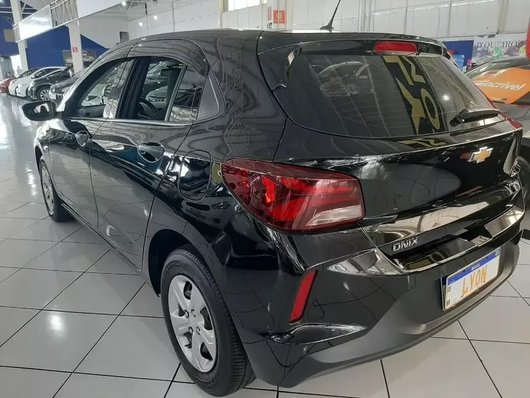 Chevrolet Onix Preto 8