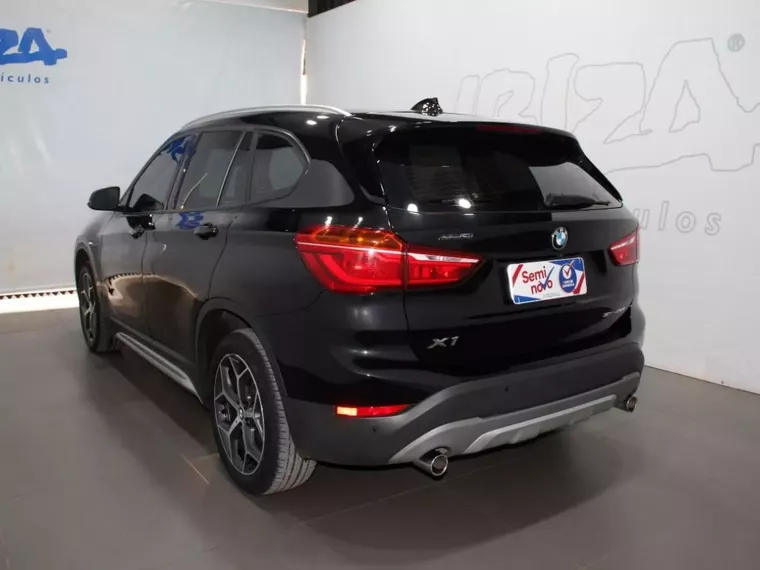 BMW X1 Preto 12