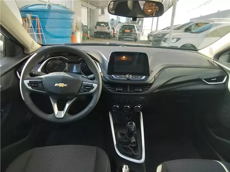 Chevrolet Onix Prata 3