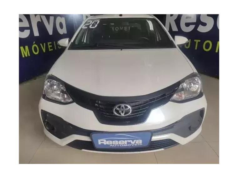 Toyota Etios Branco 5