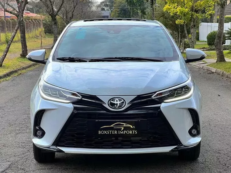 Toyota Yaris Branco 2