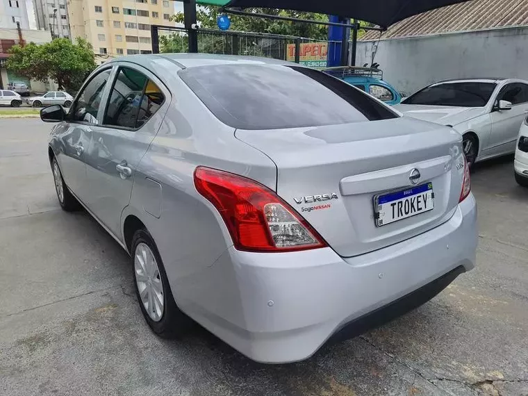 Nissan Versa Prata 8