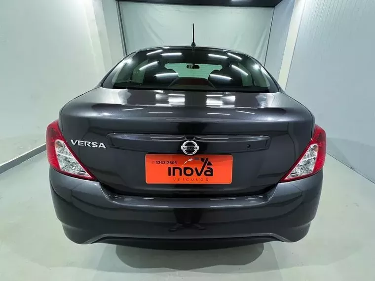 Nissan Versa Cinza 1