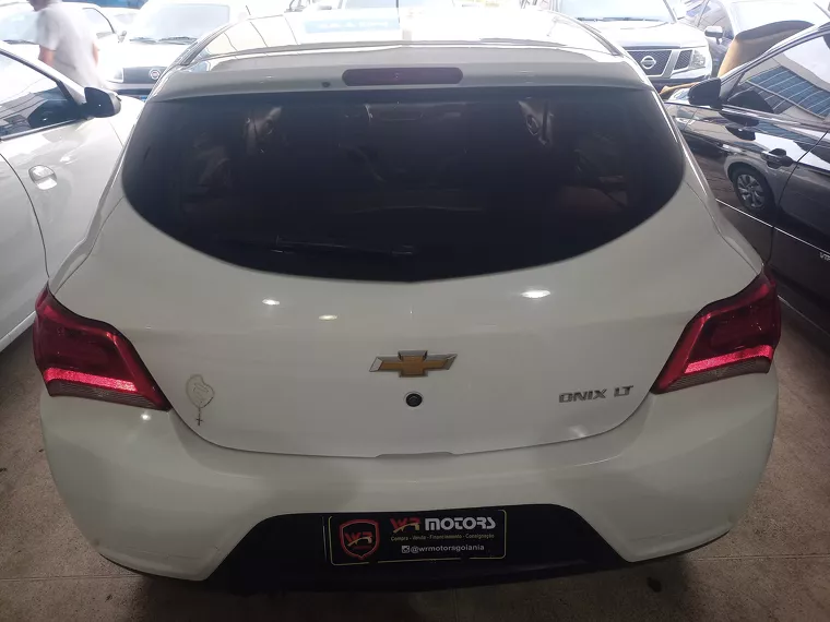 Chevrolet Onix Branco 8