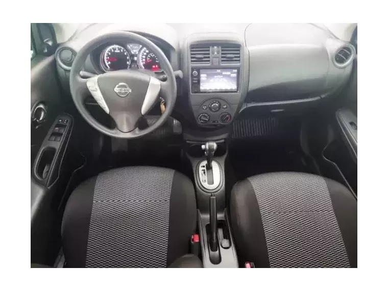 Nissan Versa Cinza 9