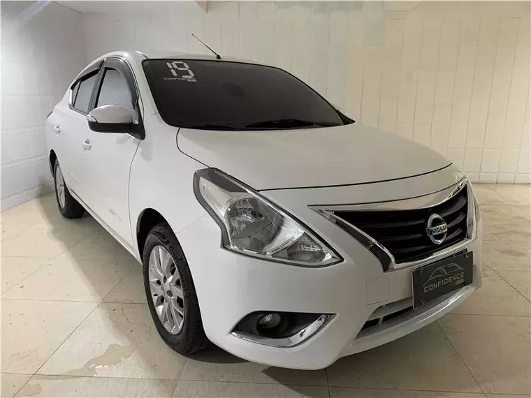 Nissan Versa Branco 8