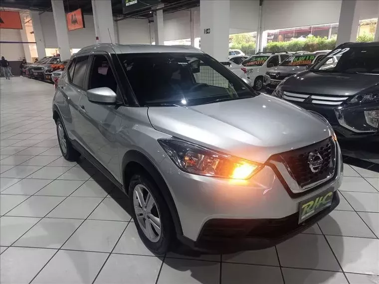 Nissan Kicks Prata 5