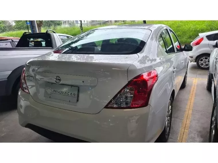 Nissan Versa Branco 6