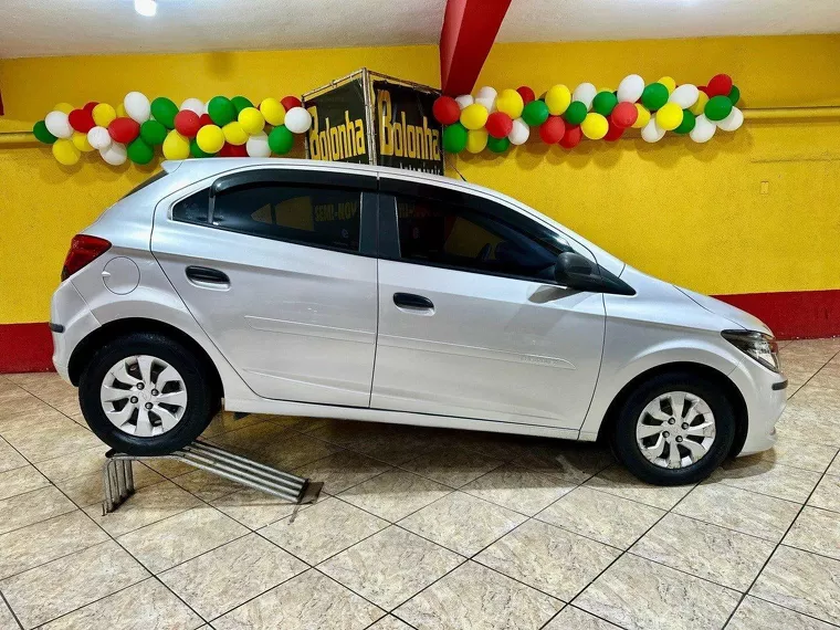 Chevrolet Onix Prata 3