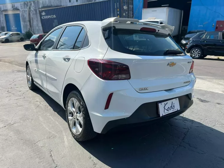 Chevrolet Onix Branco 5