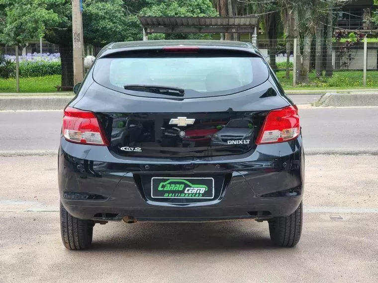 Chevrolet Onix Preto 13