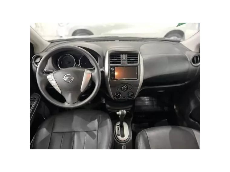 Nissan Versa Cinza 18