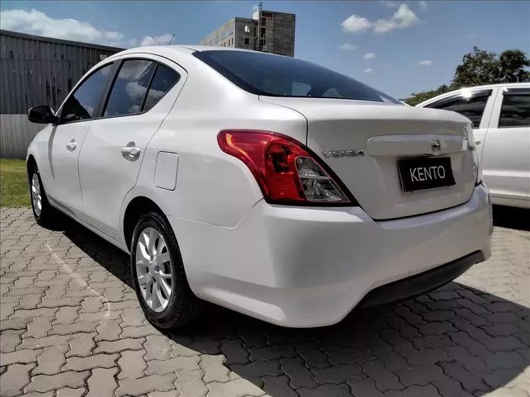 Nissan Versa Branco 11